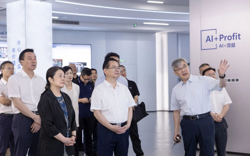 全国政协常委、民革中央副主席刘家强带队调研Z6尊龙凯时，共探人为智能与工业深度融合蹊径